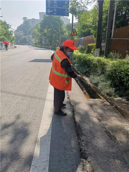 大(dà)足公路養護中(zhōng)心強化雨後清掃保潔